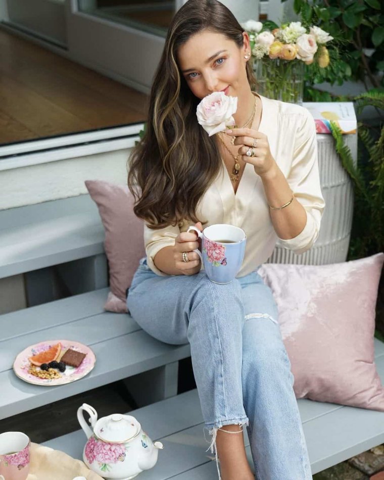 Констанс Девиль раздевается