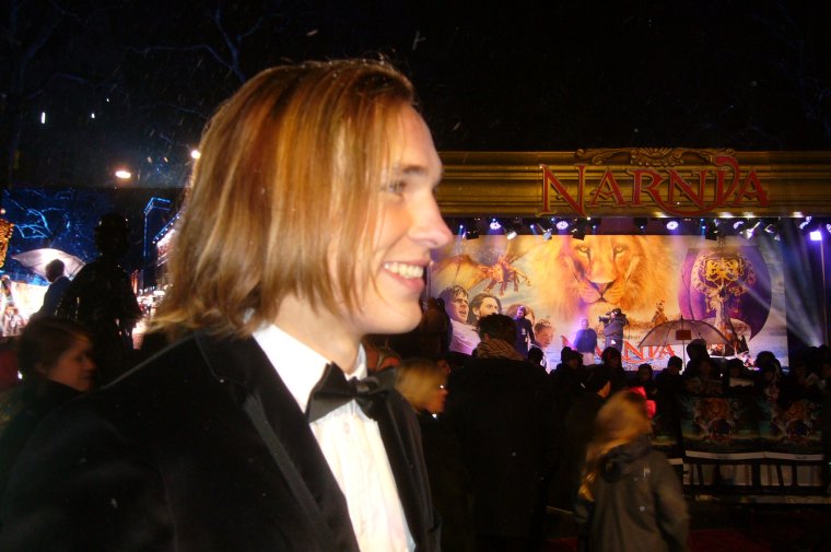 Питер из хроники Нарнии актер