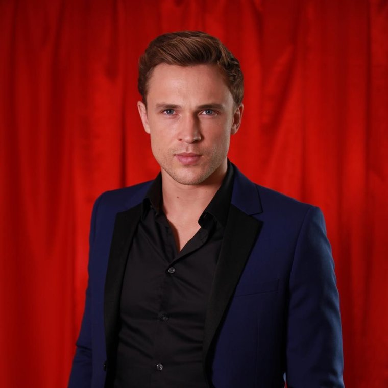 Уильям Моусли с длинными волосами