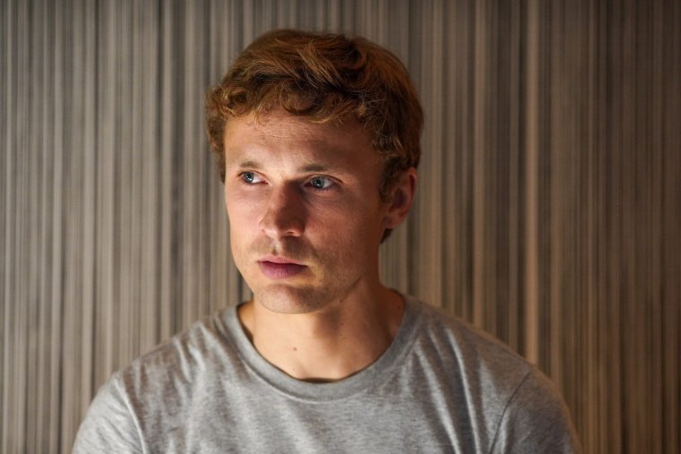 Голый актёр Уильям Моусли