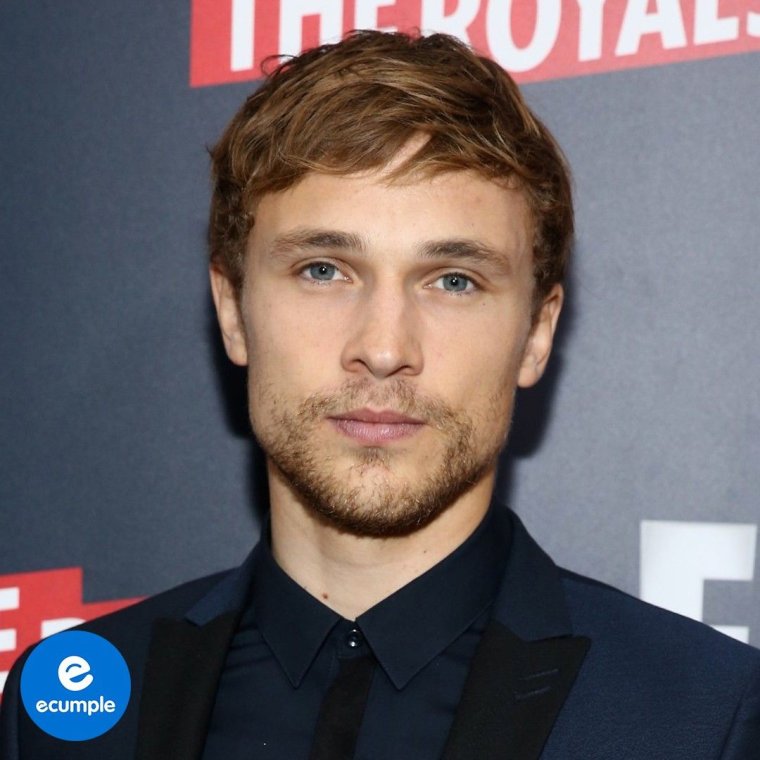 Уильям Моусли в костюме