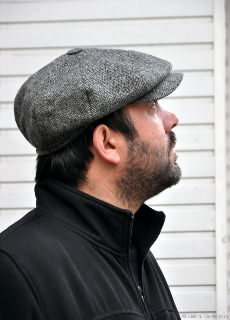 Огромная фуражка