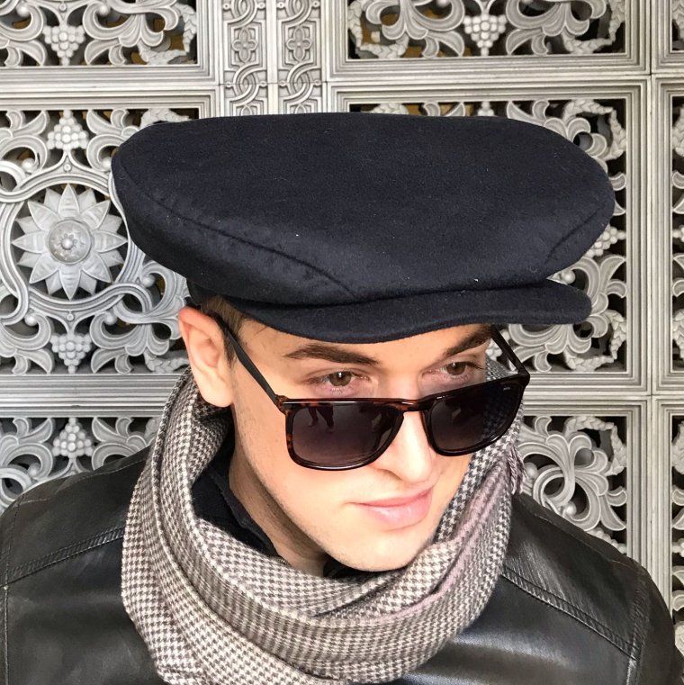 Грузин на корточках