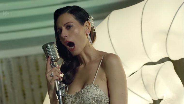 Сабина Ахмедова босиком