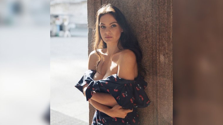 Сабина Ахмедова босиком