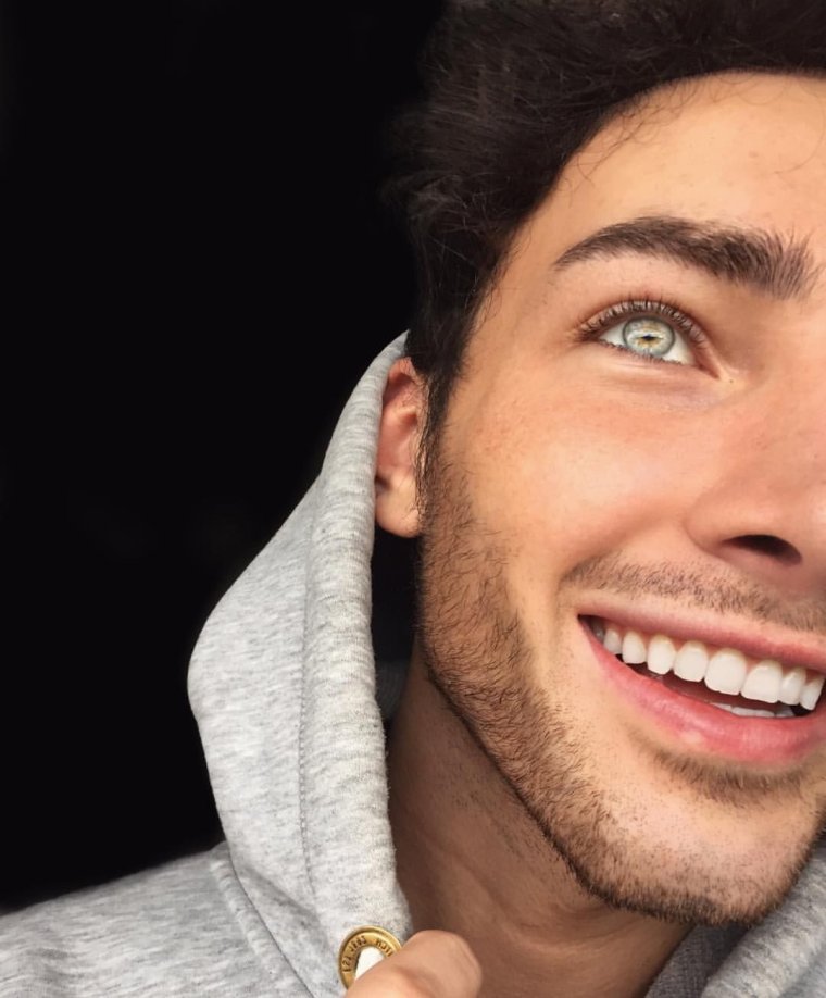 Парень с красивыми глазами