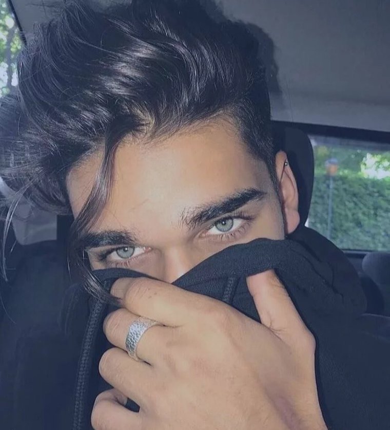 Брюнет с зелеными глазами парень