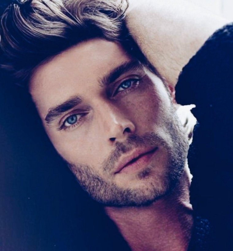 Голубоглазый брюнет