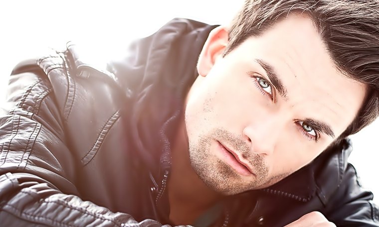 Брюнет с серыми глазами