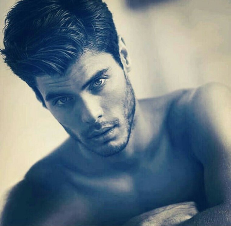 Брюнет модель