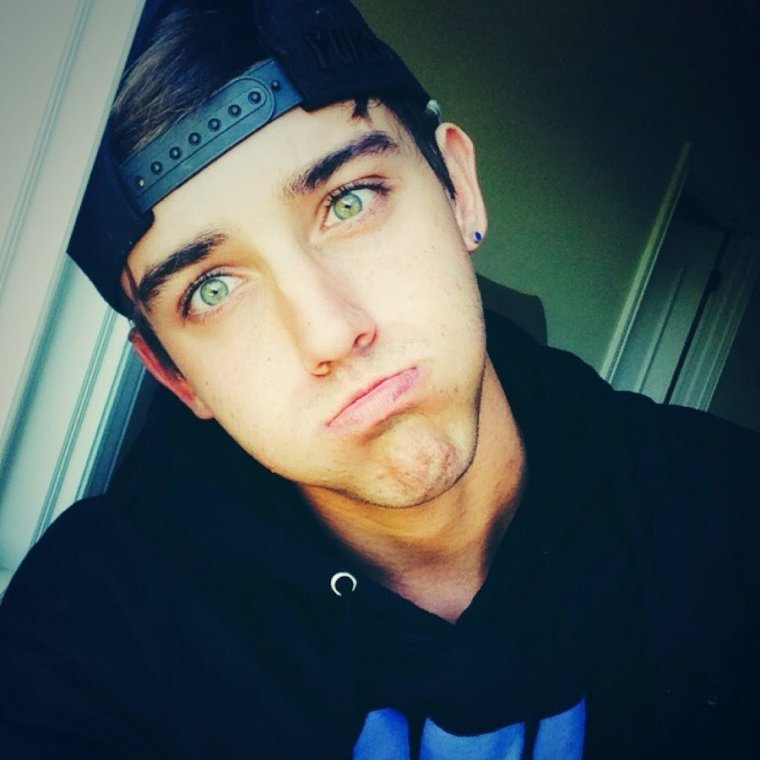 Зеленоглазые парни 17 лет