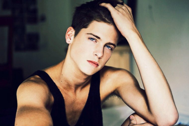 Парень брюнет с голубыми глазами