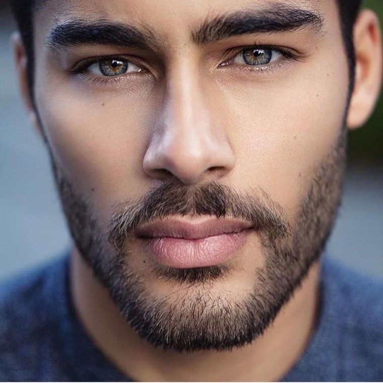 Красивые мужские губы