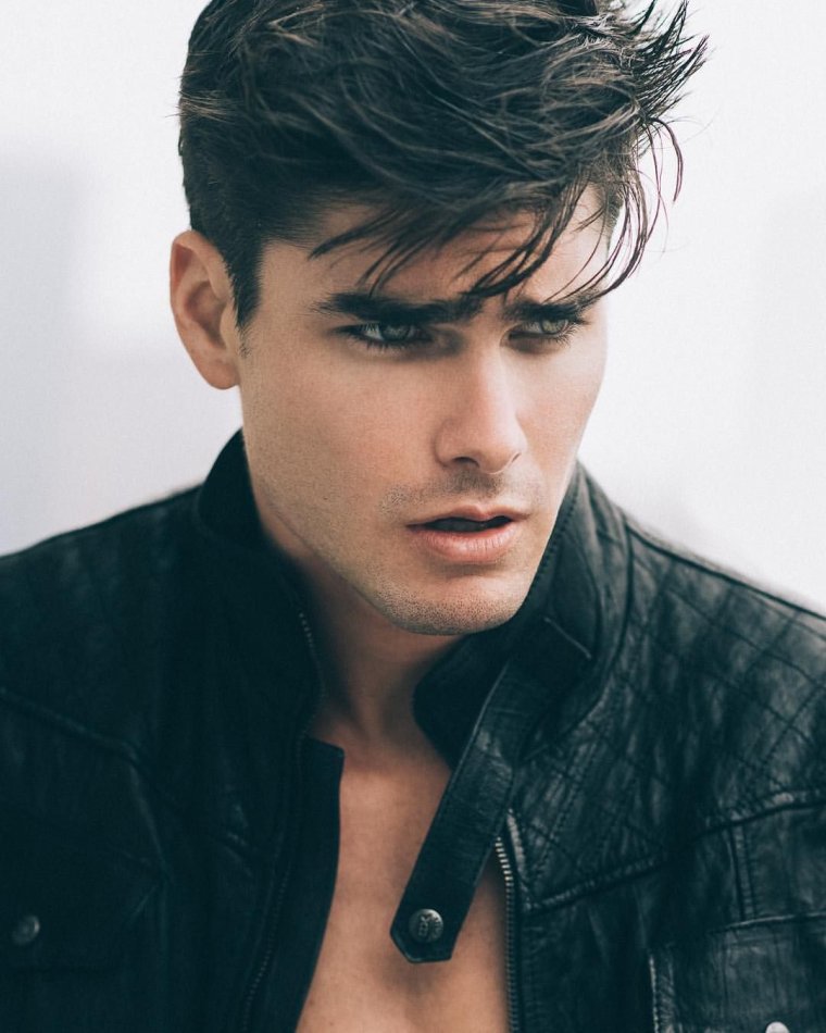 Красивый темноволосый парень