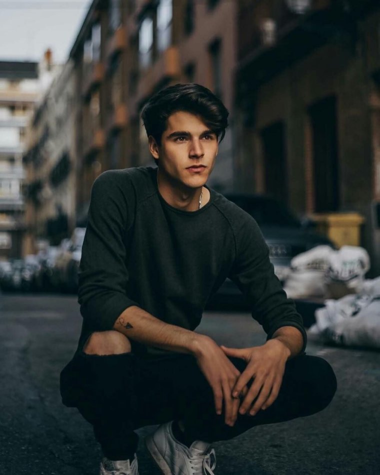 Альваро Мэл брюнет