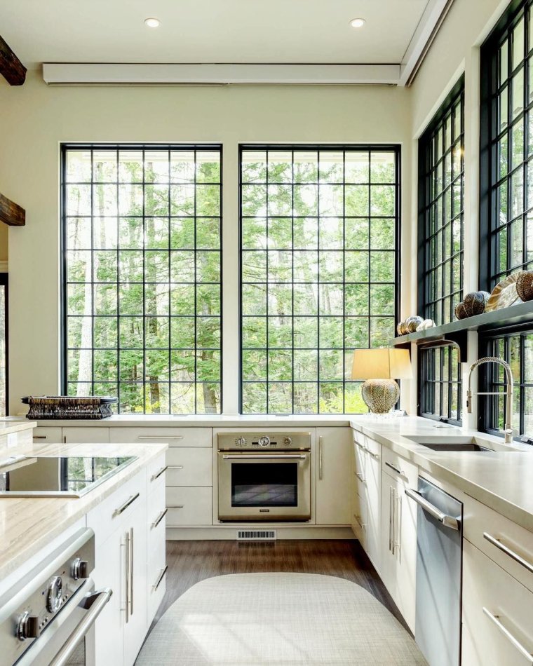 Горизонтальное окно на кухне