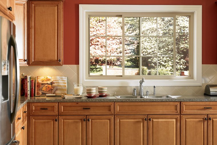 Прямоугольное окно на кухне