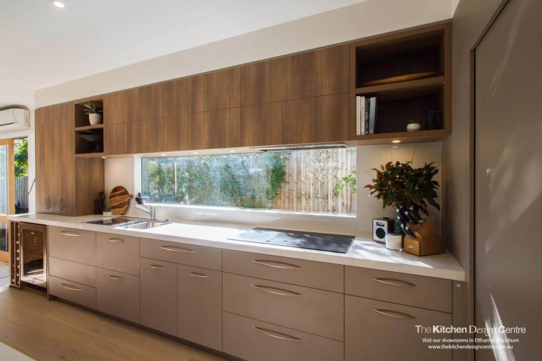 Окно вместо фартука на кухне