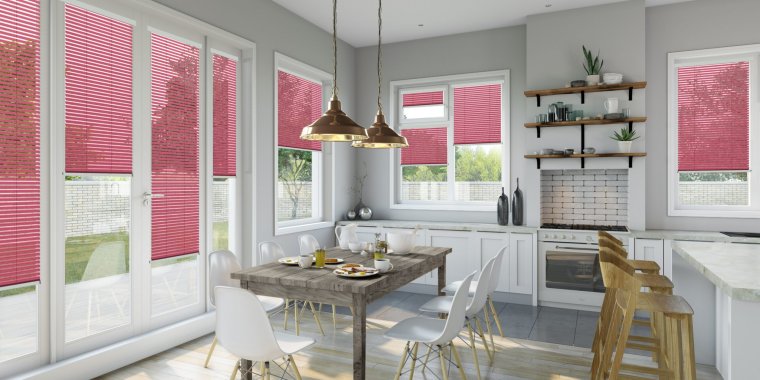 Светлые жалюзи на кухне
