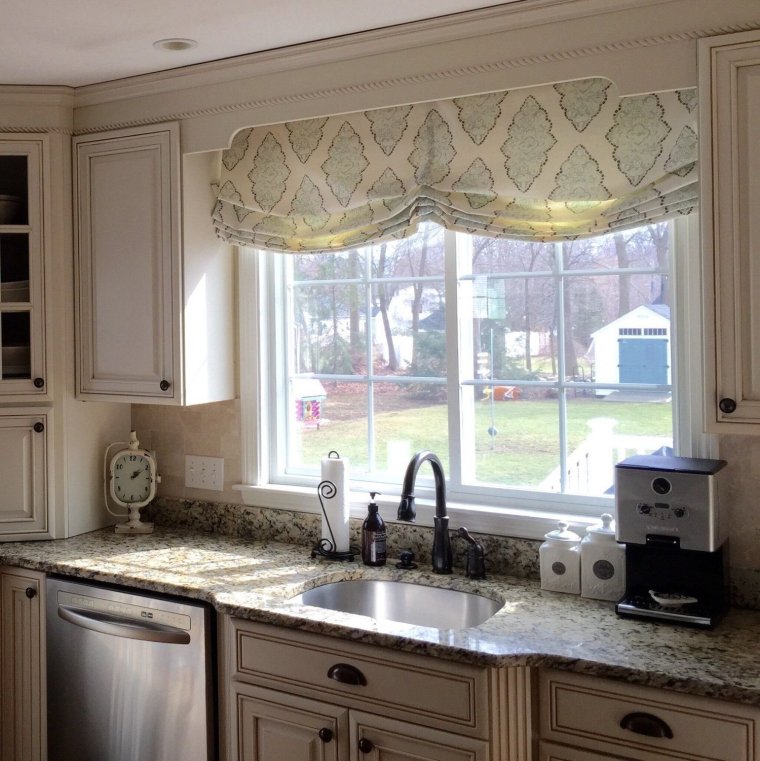 Классические римские шторы на кухню
