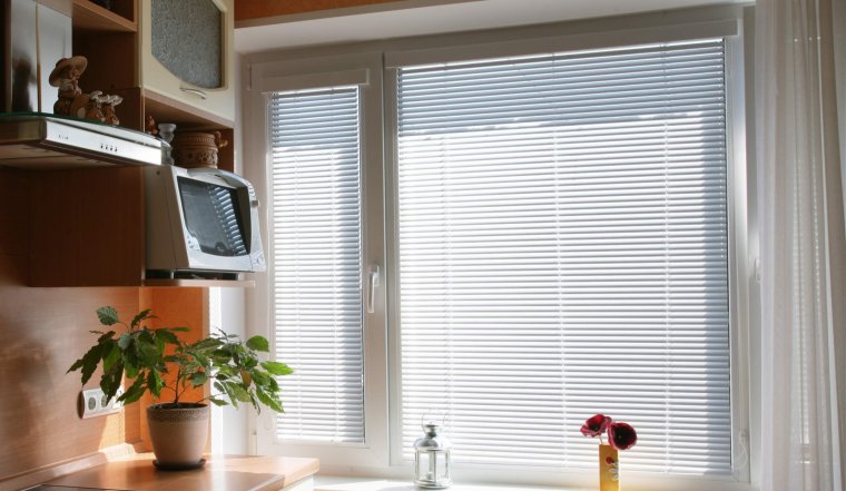 Жалюзи на кухню горизонтальные