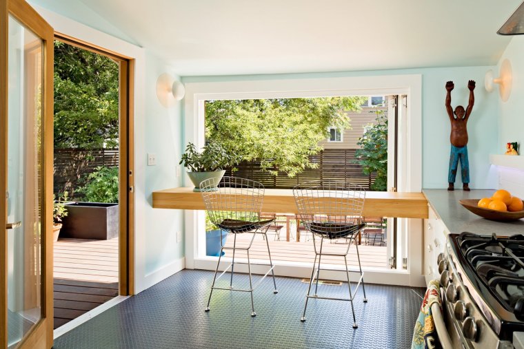 Барная стойка у окна в пол