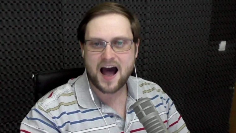 Куплинов в новогодней шапке