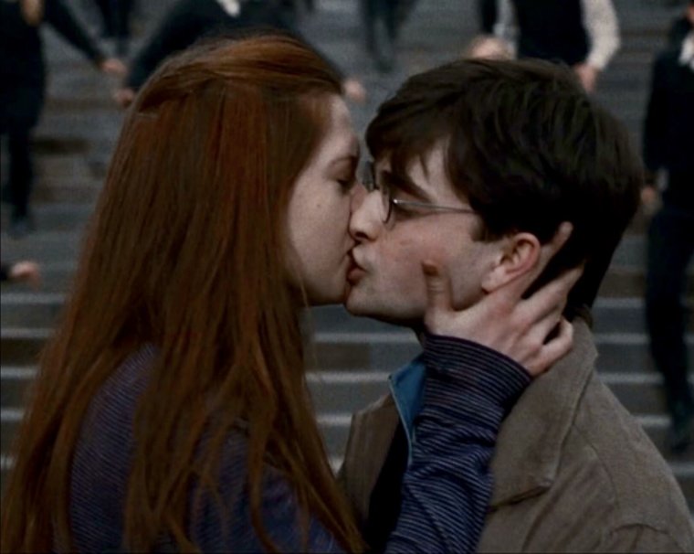 Гарри и Джинни поцелуй