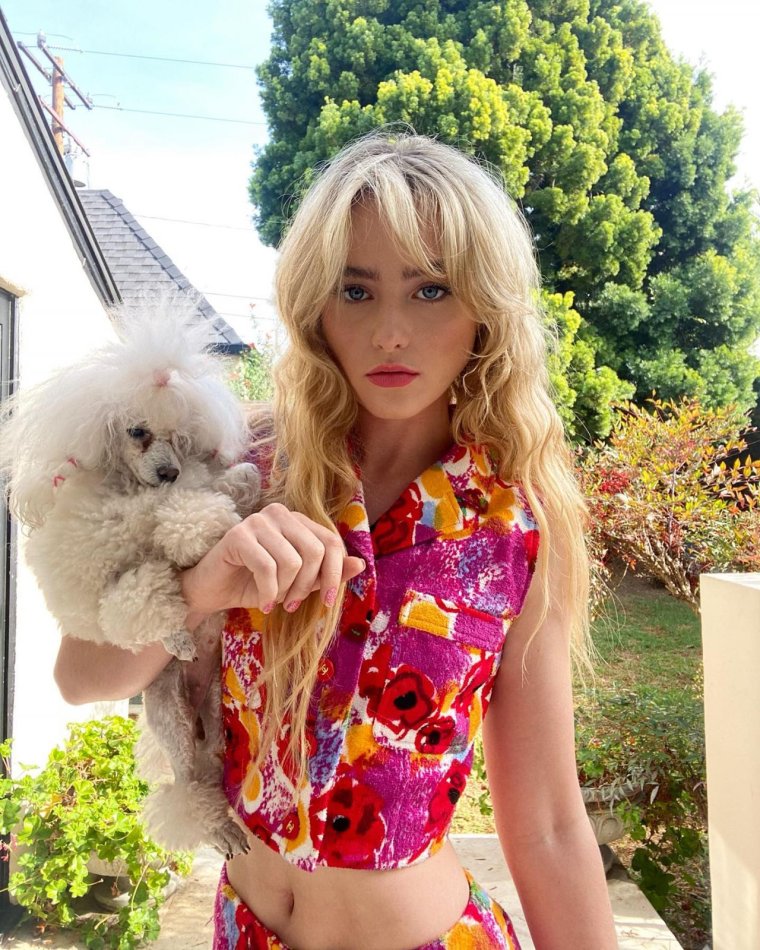 Kathryn Newton в купальнике