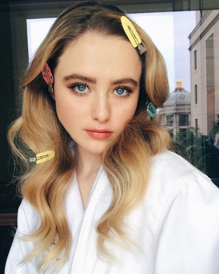 Кэтрин Ньютон в юбке