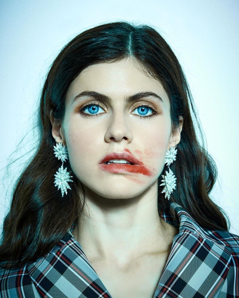 Alexandra Daddario лицо в профиль