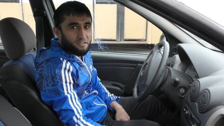 Кавказец в машине