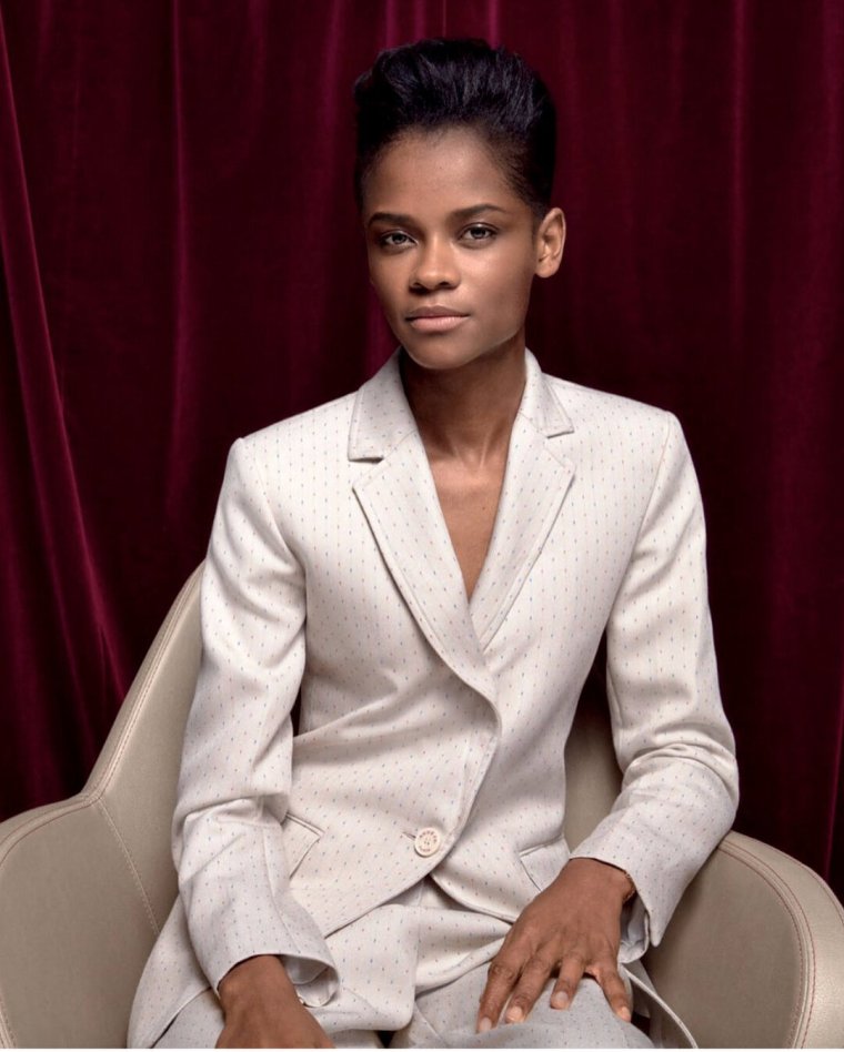 Летишиа Райт в платье