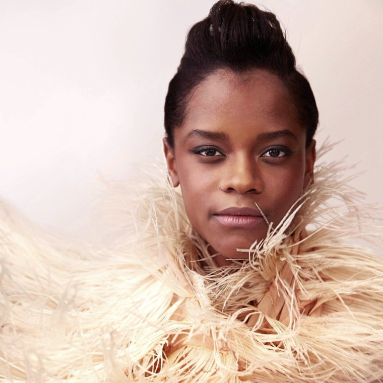 Летишиа Райт в платье