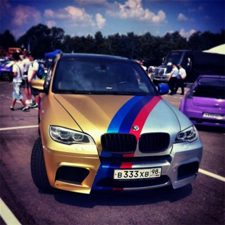 Девушка возле БМВ