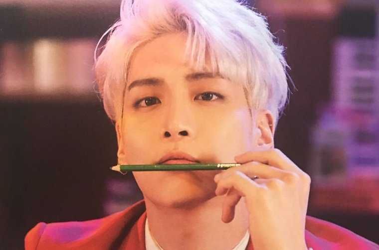 Джонхён из SHINEE С цветком