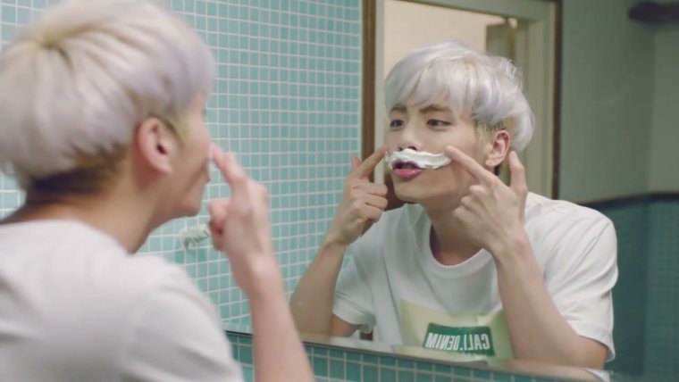 ДЖОНХЕН шайни улыбается