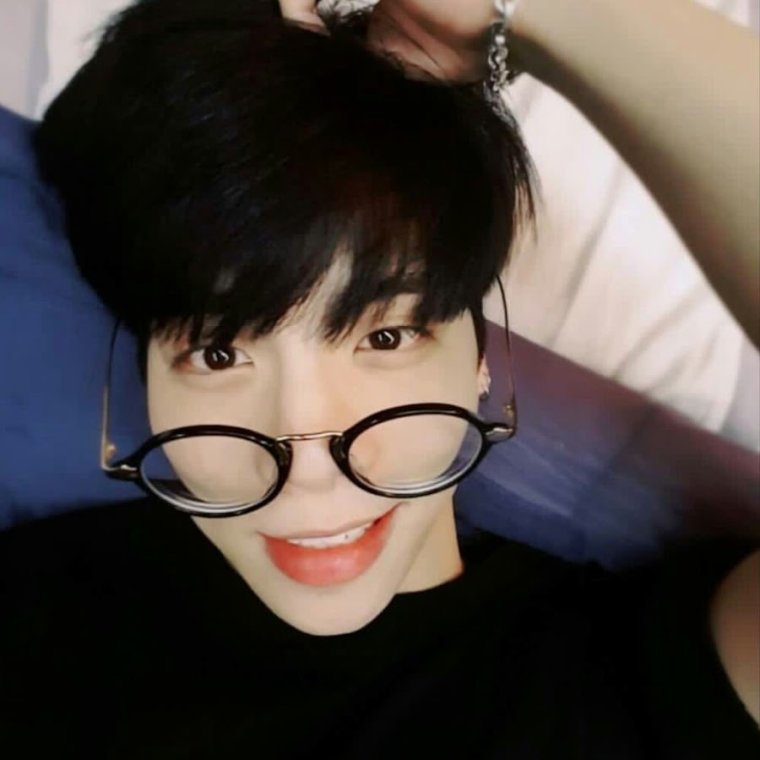 ДЖОНХЕН С черными волосами