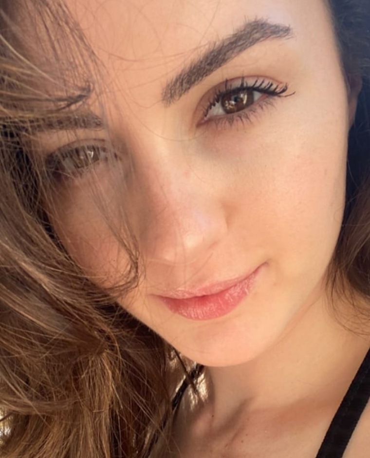 Бурджу Озберк в черном