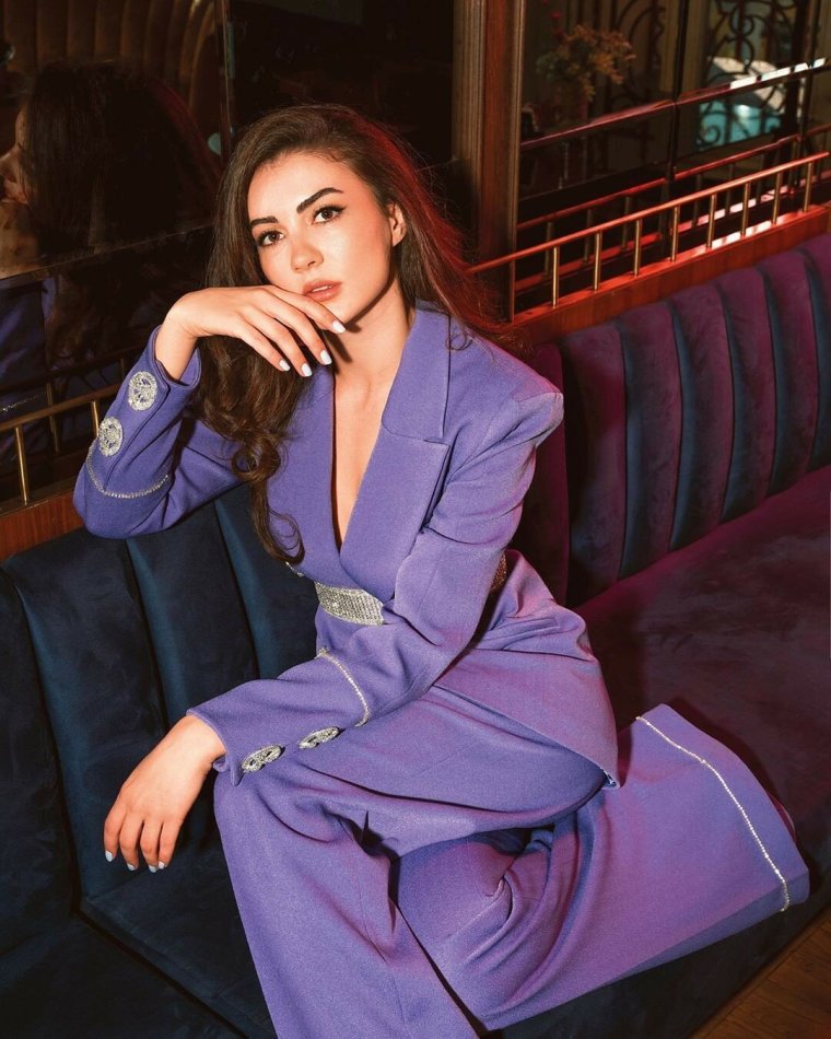 Бурджу Озберк селфи