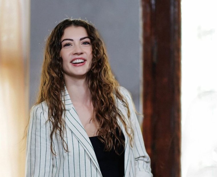 Бурджу Озберк улыбается