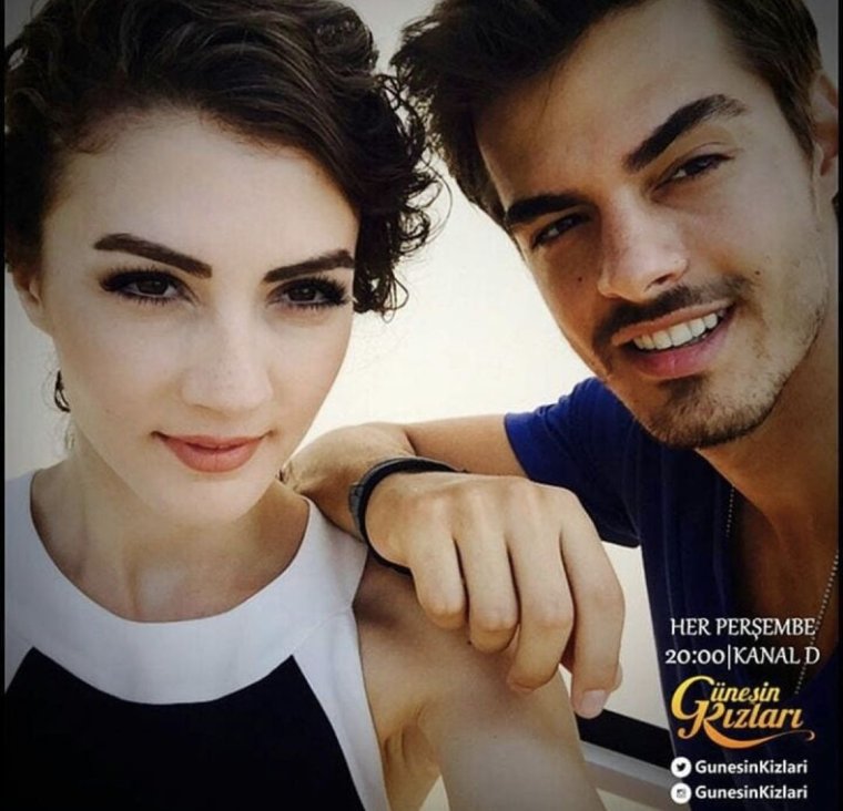 Бурджу Озберк с прямыми волосами