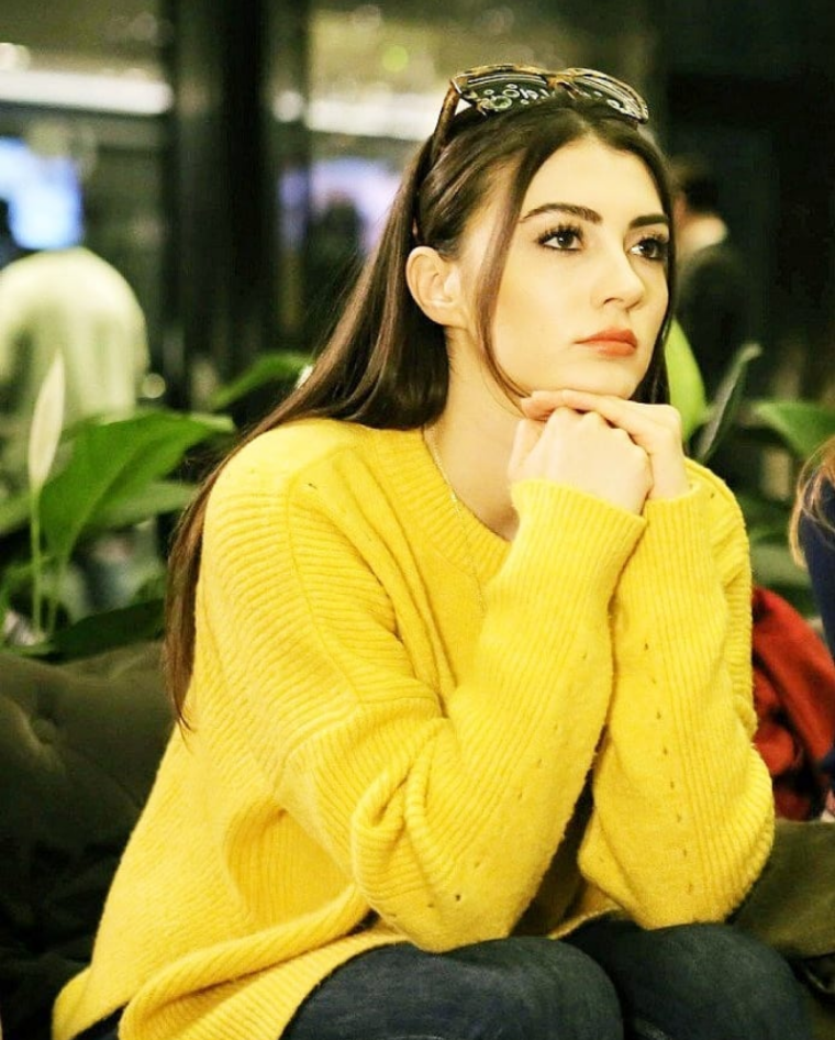 Бурджу Озберк в джинсах