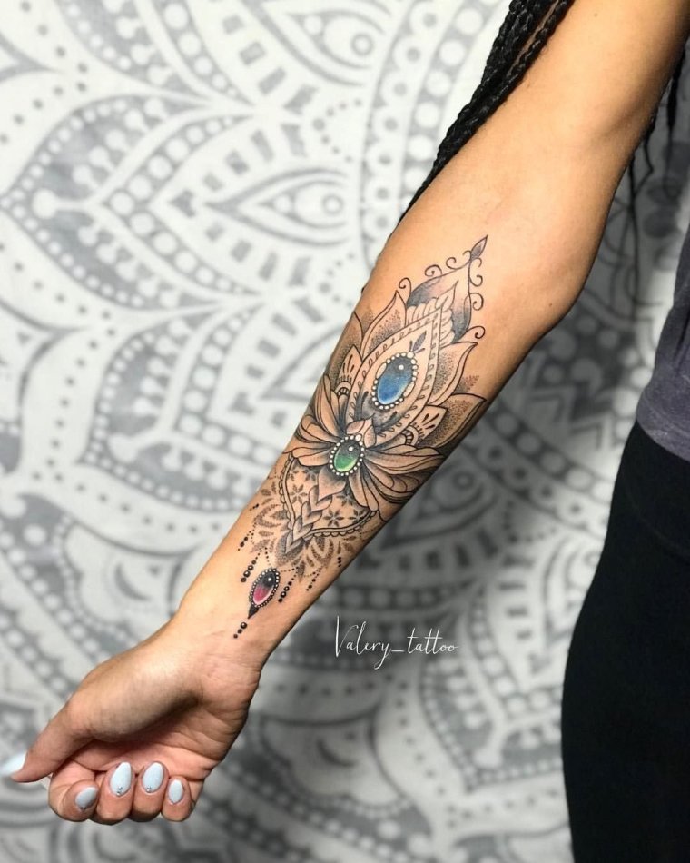 Туту на внутренней стороне руки