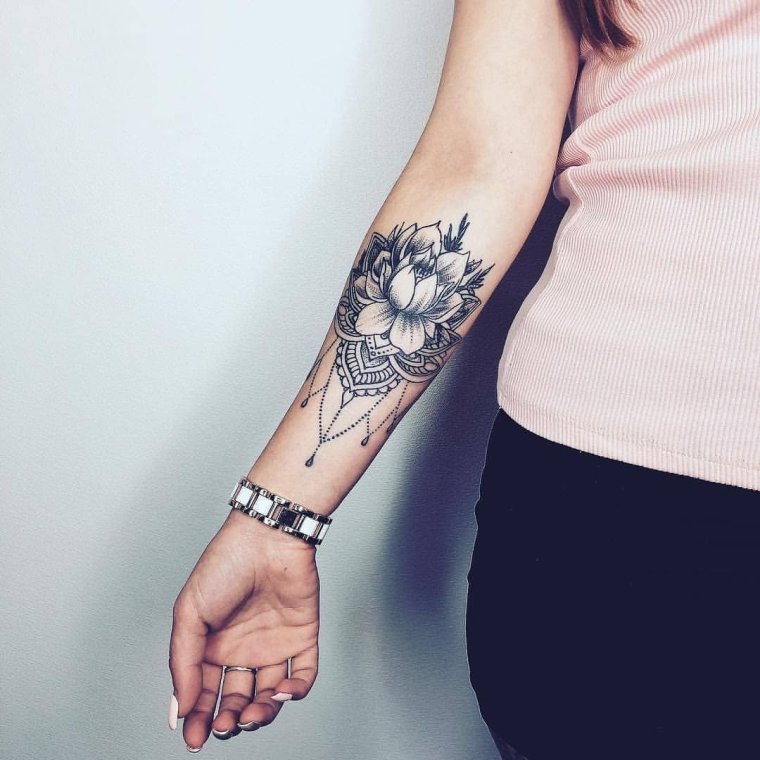 Тату на руке женские
