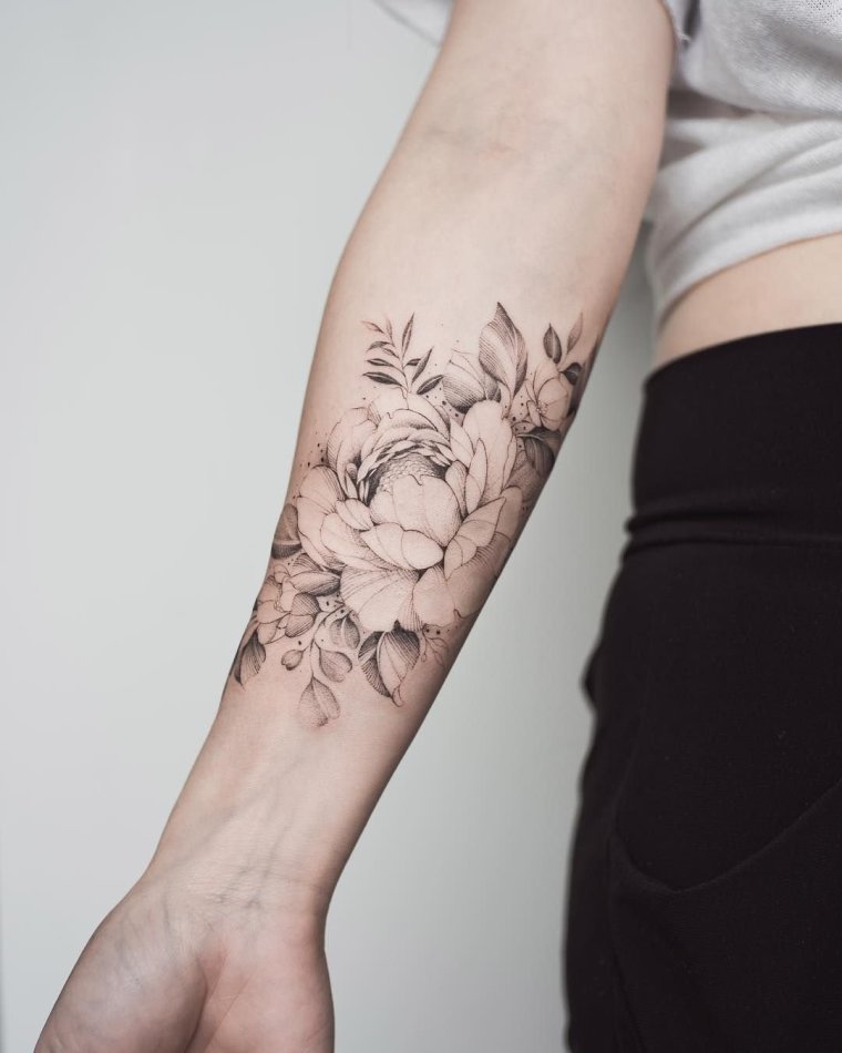 Тату пионы на предплечье