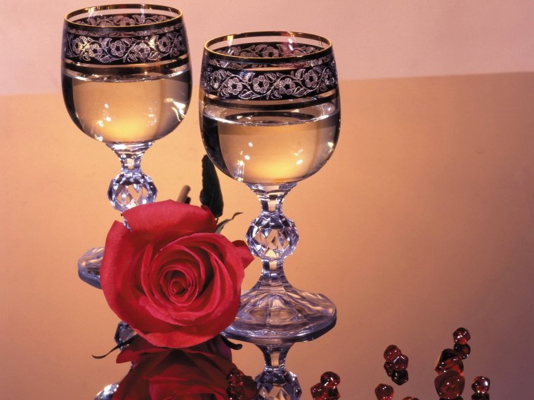 Цветы в фужере