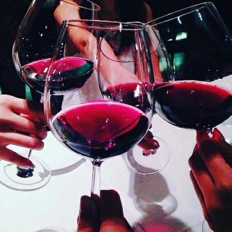 Бокал вина в руке