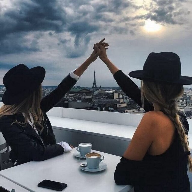 Подруги в кафешке