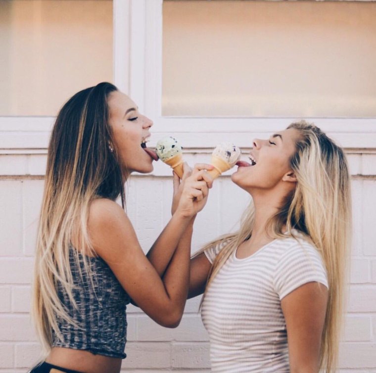 Подруги дурачатся